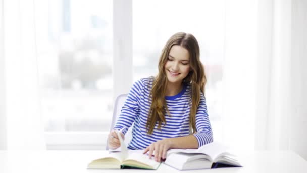 Glada leende student tjej med böcker — Stockvideo