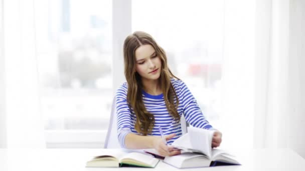 Glücklich lächelnde Studentin mit Büchern — Stockvideo