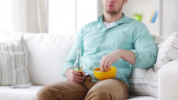 Homme avec pop-corn et la bière changer de chaînes de télévision — Video