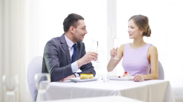 Pareja sonriente con champán en el restaurante — Vídeo de stock