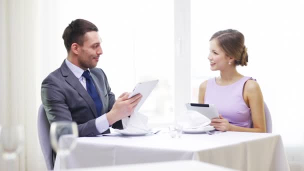 Couple avec menus sur tablette PC au restaurant — Video