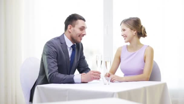 Casal com copos de champanhe no restaurante — Vídeo de Stock