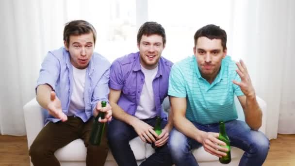 Αναστατωμένος αρσενικούς φίλους με μπύρα, βλέποντας τηλεόραση στο σπίτι — Αρχείο Βίντεο