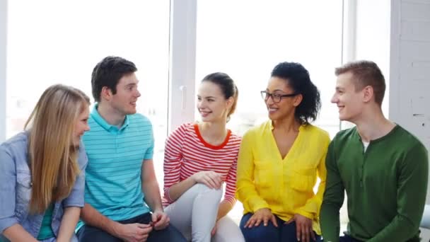 Lachende studenten gesprek op school — Stockvideo