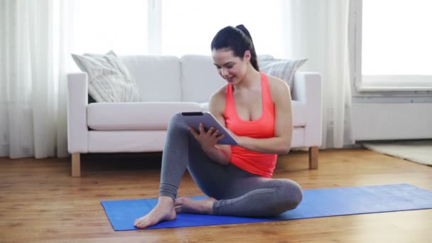 Ler tonårsflicka med TabletPC hemma — Stockvideo