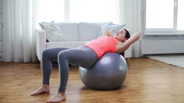 Flicka tränar med fitness boll hemma — Stockvideo