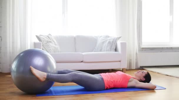 Chica haciendo ejercicio con la pelota de fitness en casa — Vídeo de stock