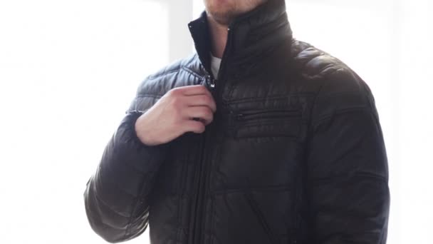 Close up de homem desapertando seu casaco preto em casa — Vídeo de Stock