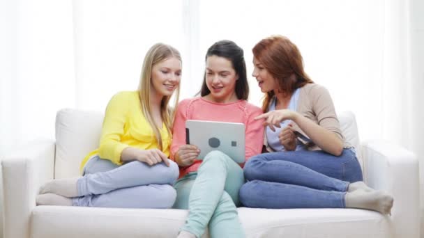 Meninas adolescentes com tablet pc e cartão de crédito — Vídeo de Stock