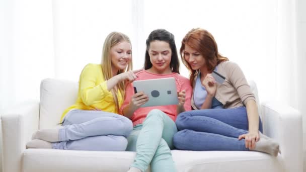 Ragazze adolescenti con tablet pc e carta di credito — Video Stock