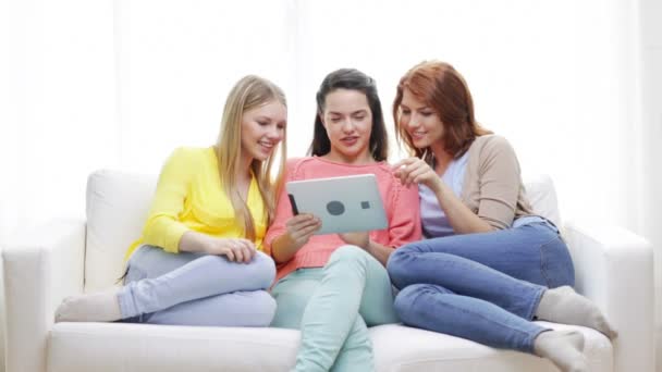 Twee glimlachend tienermeisjes met tablet pc thuis — Stockvideo