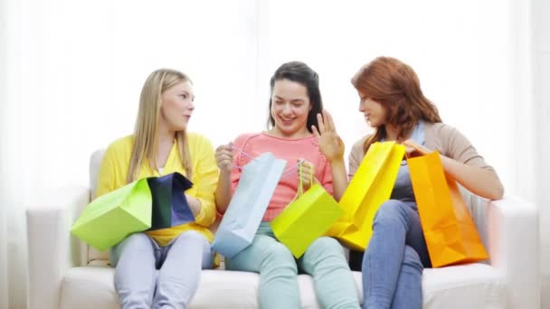 Birçok alışveriş torbaları ile gülümseyen genç kızlar — Stok video