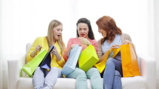 Meninas adolescentes sorridentes com muitos sacos de compras — Vídeo de Stock