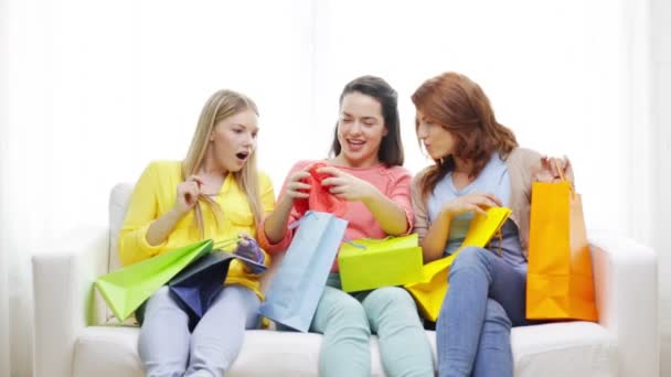 Lächelnde Teenager-Mädchen mit vielen Einkaufstüten — Stockvideo