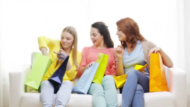 Lächelnde Teenager-Mädchen mit vielen Einkaufstüten — Stockvideo