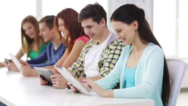 Étudiants souriants avec tablette PC à l'école — Video