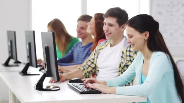 Lächelnde Schüler, die in der Schule mit Computern arbeiten — Stockvideo