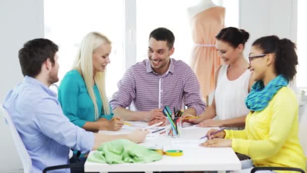 Diseñadores de moda sonrientes trabajando en la oficina — Vídeo de stock