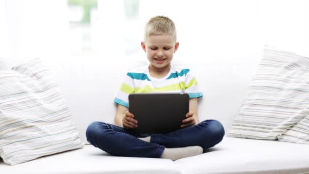 Lachende jongen met tablet pc thuis pc — Stockvideo