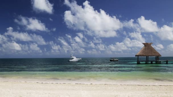 Playa con muelle de madera y bungalow — Vídeos de Stock