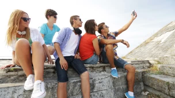 Grupp leende tonåringar att göra selfie utomhus — Stockvideo