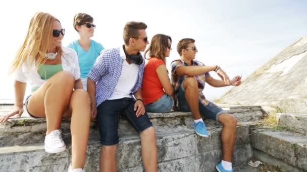 Groupe d'adolescents souriants faisant selfie à l'extérieur — Video