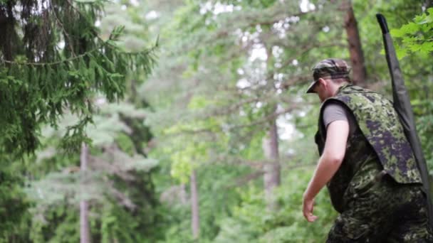 Mladý voják nebo lovec s pistolí v lese — Stock video