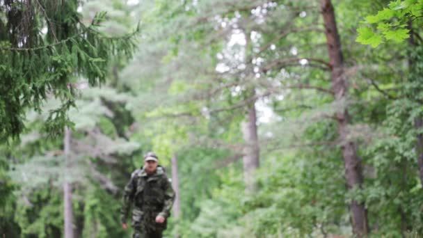 Joven soldado con mochila en el bosque — Vídeo de stock