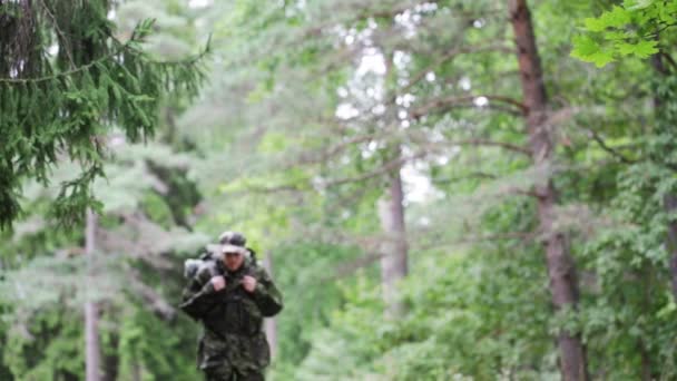 Joven soldado con mochila en el bosque — Vídeo de stock