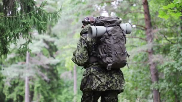 Mladý voják s batohem v lese — Stock video