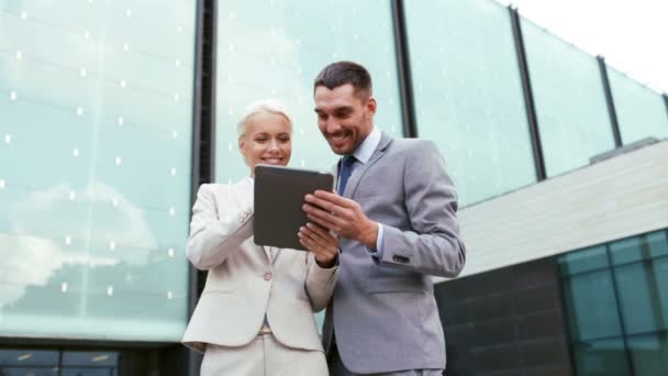 Hombres de negocios sonrientes con tableta pc al aire libre — Vídeo de stock