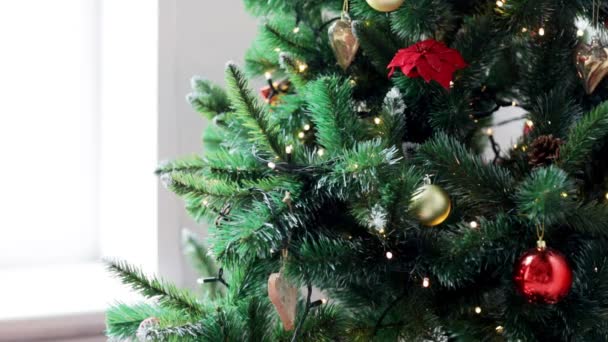 Mujer decorando árbol de navidad con bola — Vídeos de Stock