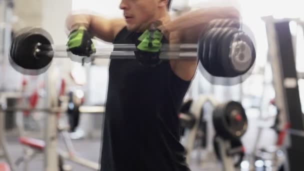 Jeune homme avec haltère en salle de gym — Video