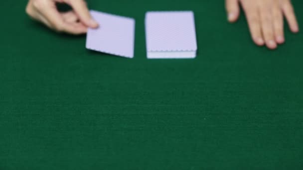 Distribuidor de póquer holdem con cartas de juego — Vídeo de stock