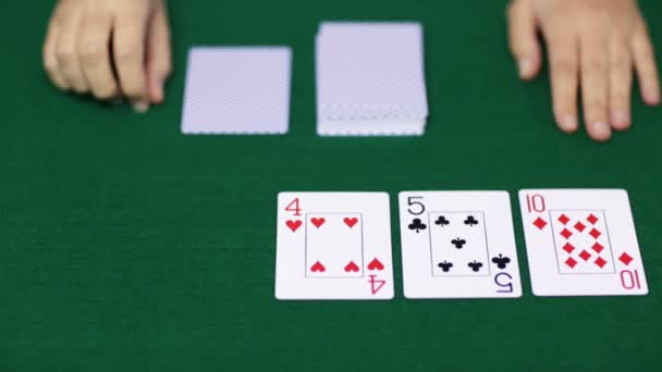 Дилер холдем покер с игральными картами — стоковое видео