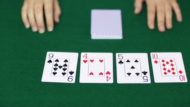 Holdem poker dealer met speelkaarten — Stockvideo