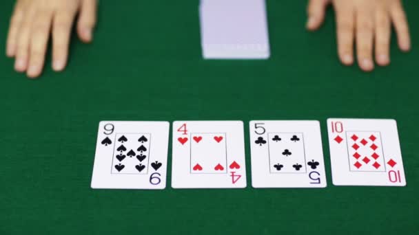 Holdem poker dealer con carte da gioco — Video Stock