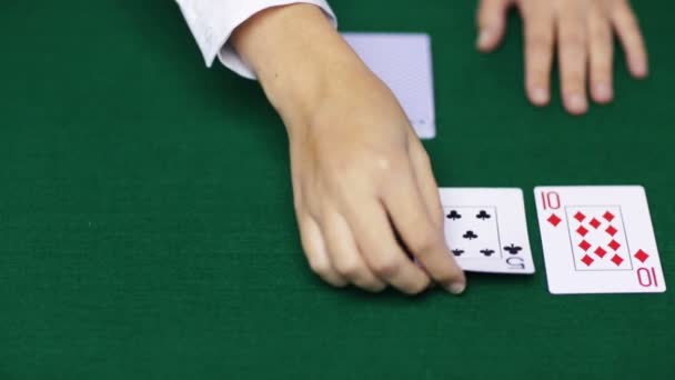 Holdem pokera dealera z karty do gry — Wideo stockowe
