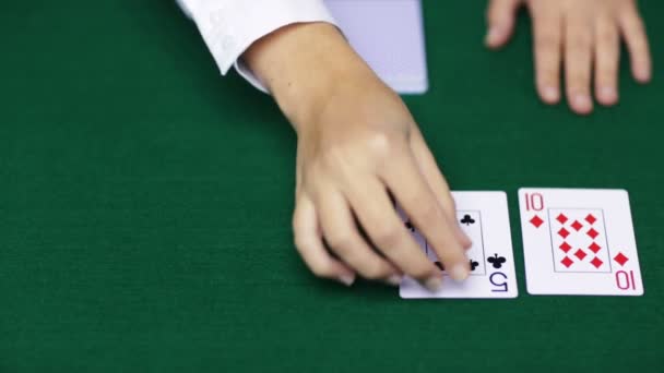 Negociante de poker holdem com cartas de jogo — Vídeo de Stock
