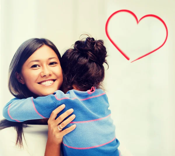 Abrazando a madre e hija —  Fotos de Stock