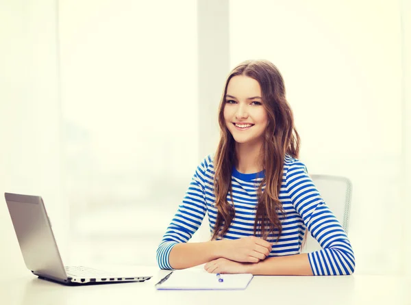 Sorrindo adolescente computador portátil menina e notebook — Fotografia de Stock