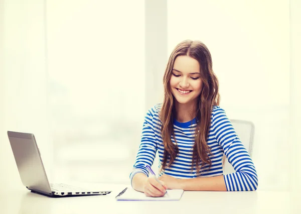 Souriant adolescent fille ordinateur portable et ordinateur portable — Photo