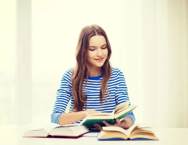 Heureuse étudiante souriante avec des livres — Photo