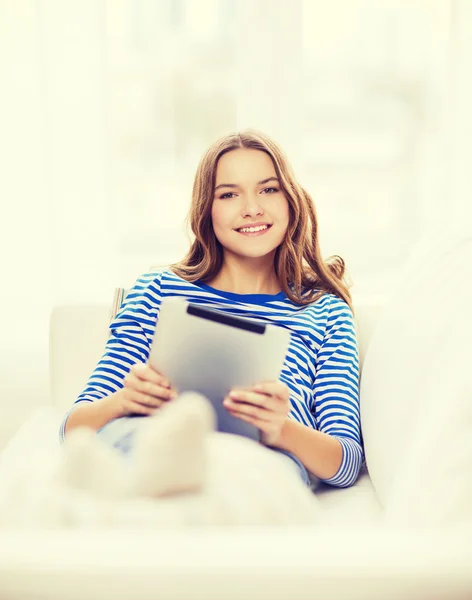 Sonriente chica adolescente con tableta PC en casa — Foto de Stock