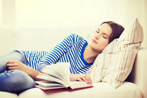 Lächelndes Teenager-Mädchen, das zu Hause auf dem Sofa schläft — Stockfoto