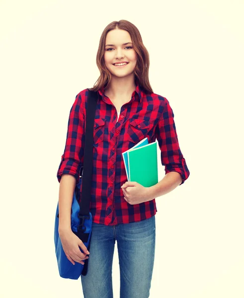Usměvavá studentka s vakem a notebooky — Stock fotografie