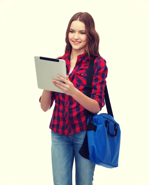 Estudante sorrindo com tablet pc e saco — Fotografia de Stock