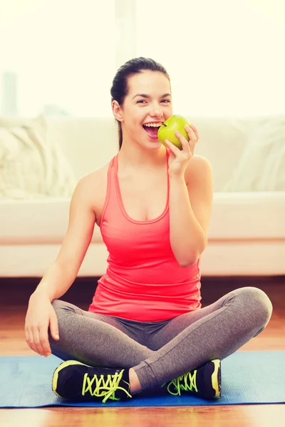 Sonriente adolescente con manzana verde en casa — Foto de Stock