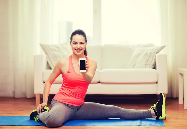 Lachende tienermeisje streching op verdieping thuis — Stockfoto