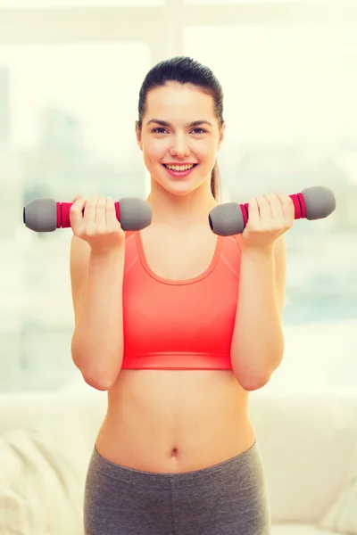 Souriant adolescent fille exercice avec haltères — Photo